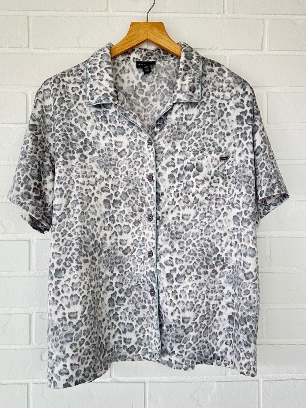 Tahari Neutral Leopard print Satin Pajama set size medium